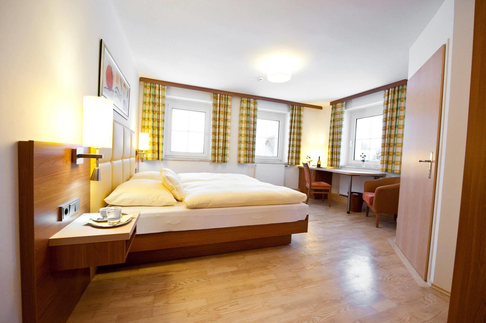 Hotel Sonnenhof Timelkam Exterior photo